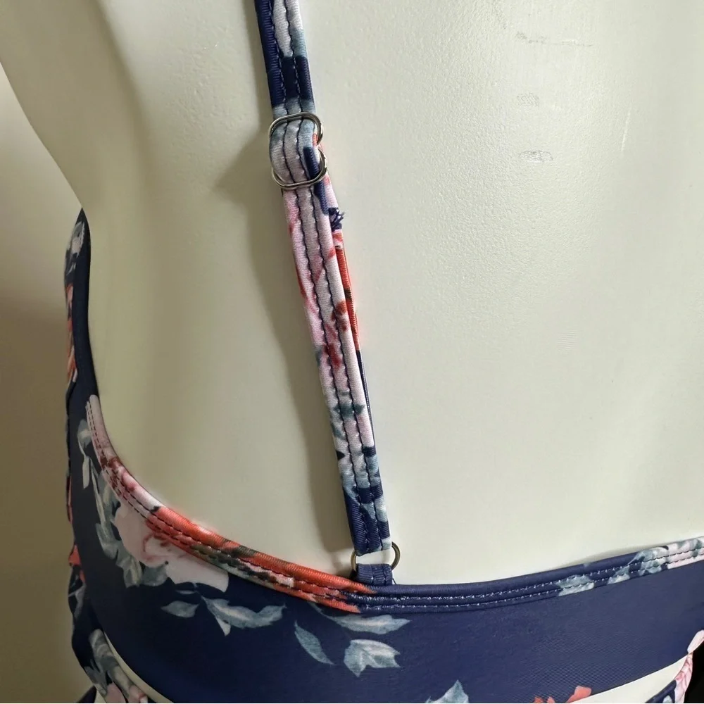 Woman's Floral Twist-Front Bikini Top NWOT Large